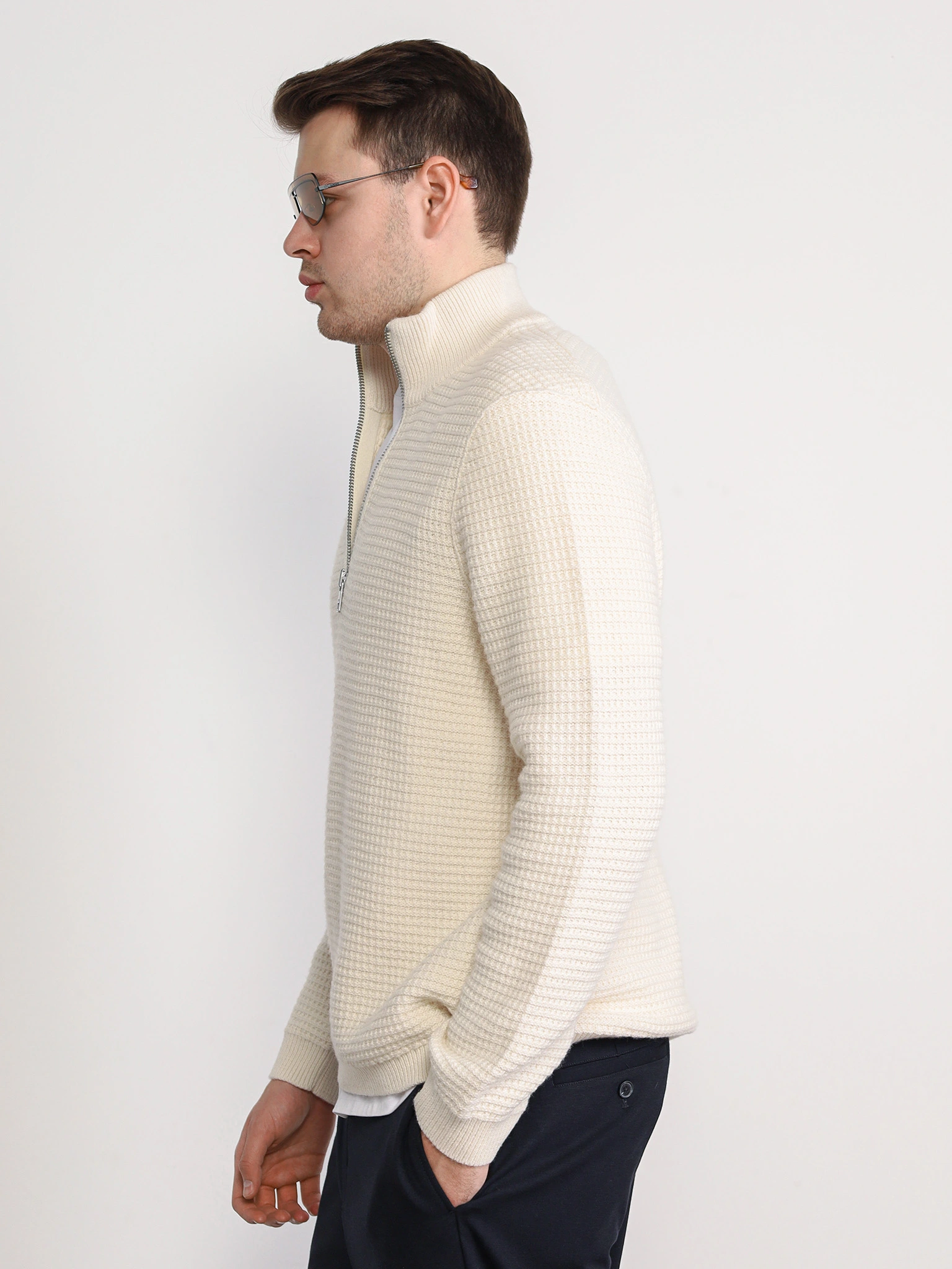 Свитер светло-бежевого цвета с молнией